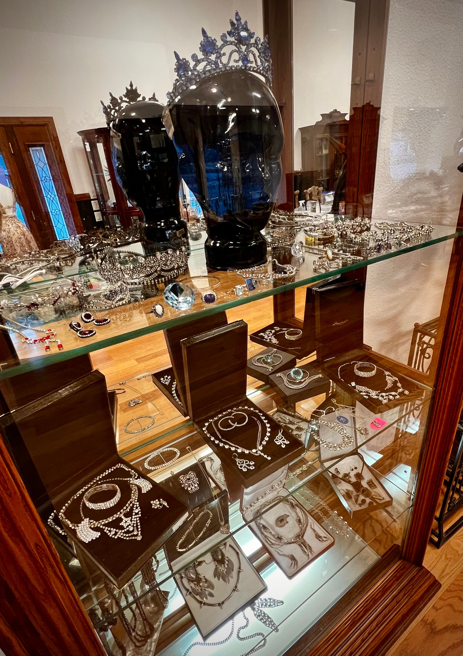 Vintage Grandeur: Curated Jewels
